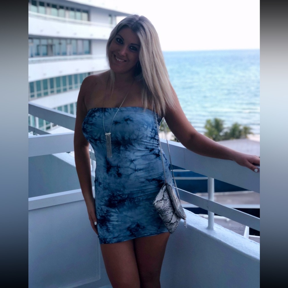 Blue tie-dye strapless dress
